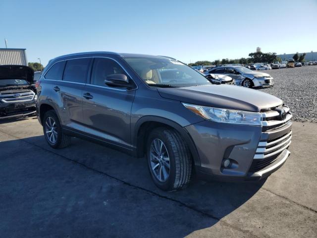 Photo 4 from auction – 2018 TOYOTA HIGHLANDER with VIN 5TDKZRFH3JS527514