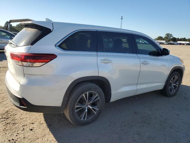 Photo 3 from auction – 2018 TOYOTA HIGHLANDER LE with VIN 5TDZZRFH4JS276971