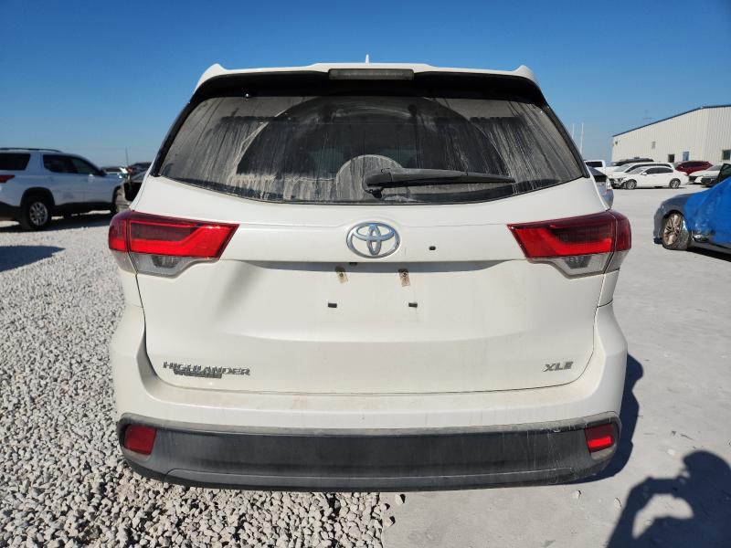 Photo 6 from auction – 2018 TOYOTA HIGHLANDER with VIN 5TDKZRFH9JS273016