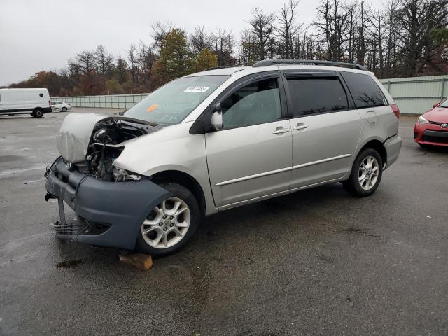 TOYOTA SIENNA XLE 2004 with VIN 5TDZA22C94S129686 - Photo from auction