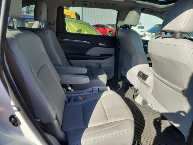 Photo 11 from auction – 2018 TOYOTA HIGHLANDER with VIN 5TDDGRFH0JS040902