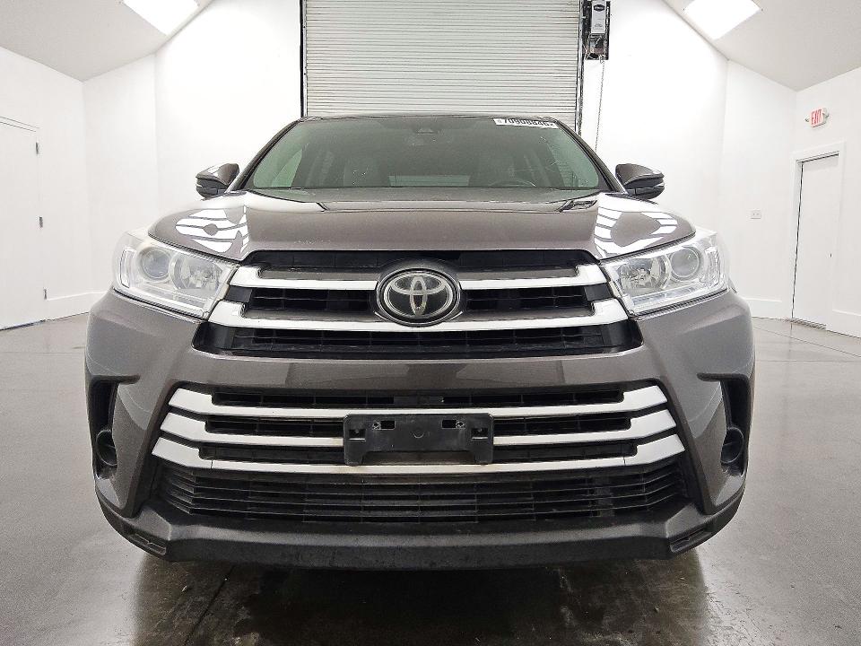 Photo 5 from auction – 2017 TOYOTA HIGHLANDER with VIN 5TDZARFHXHS032310
