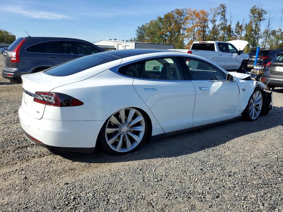 Снимка 3 от търг – 2014 TESLA MODEL S с VIN 5YJSA1H12EFP47522