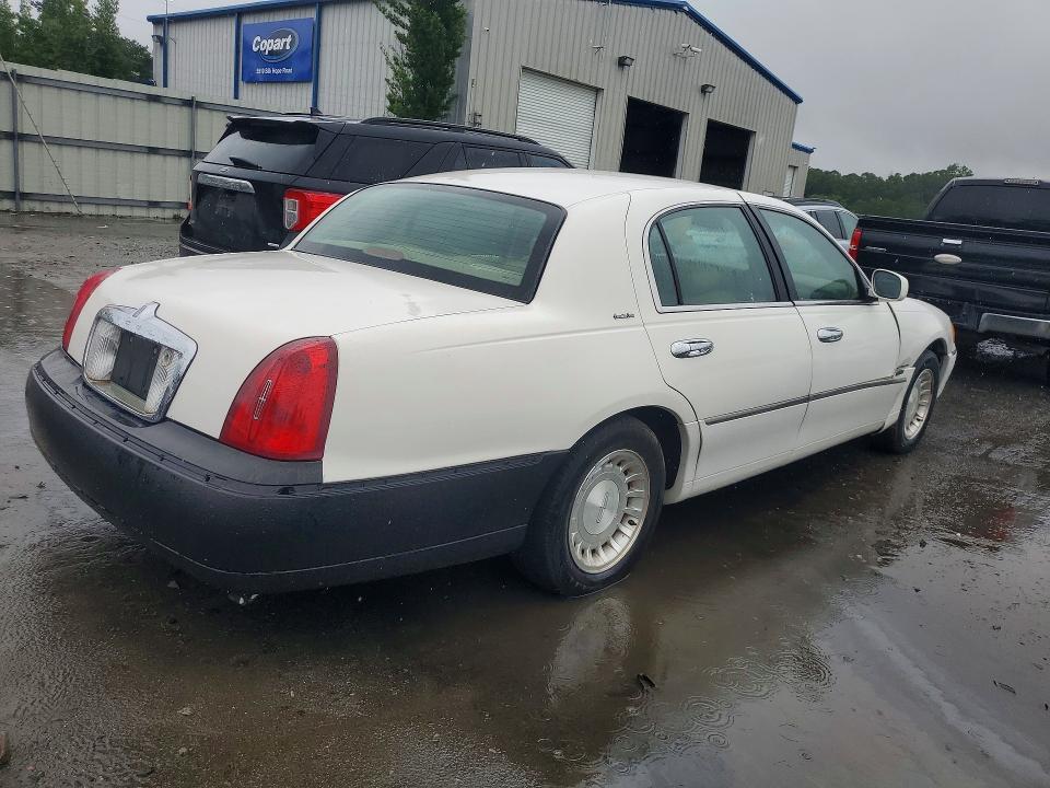 Photo 3 from auction – 2000 LINCOLN TOWN CAR with VIN 1LNHM81W9YY869911