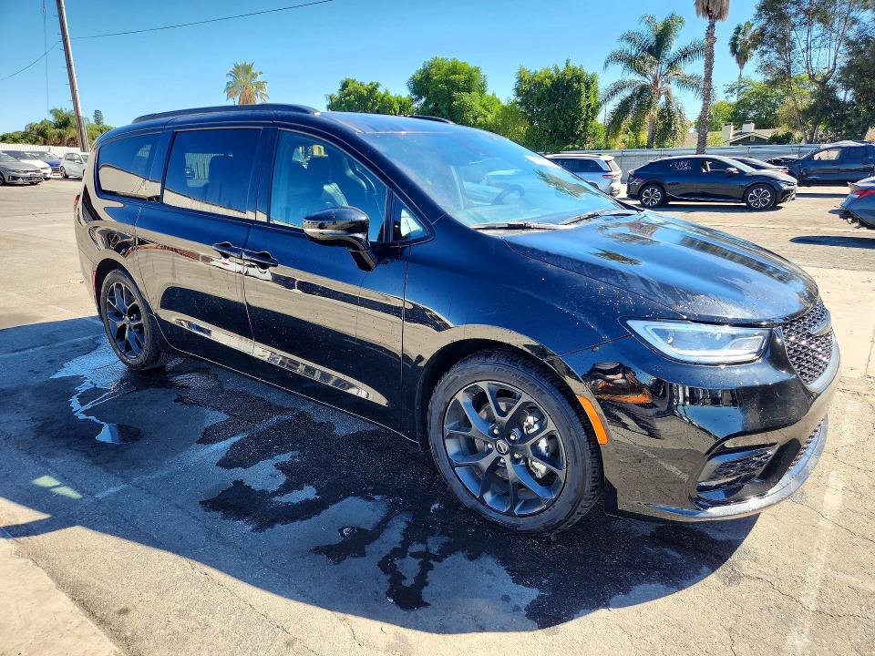 Photo 4 from auction – 2025 CHRYSLER PACIFICA with VIN 2C4RC1GG2SR537582