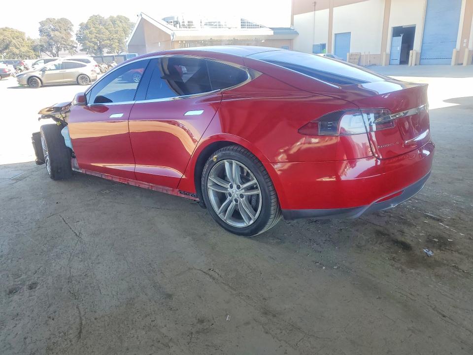 Снимка 2 от търг – 2015 TESLA MODEL S с VIN 5YJSA1E23FF106877