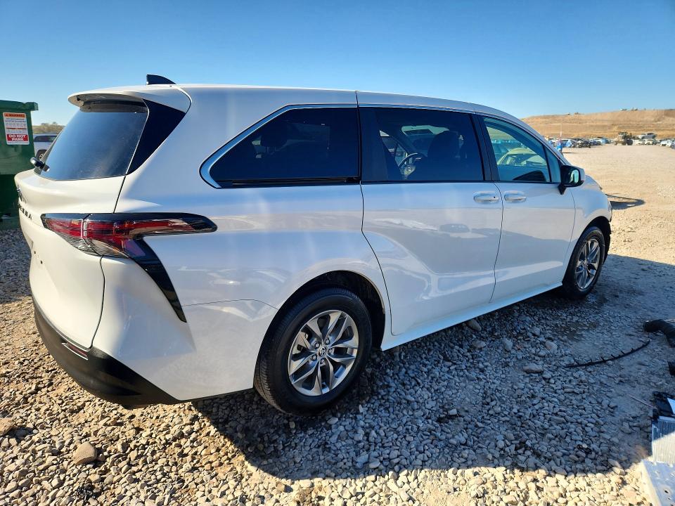 Photo 3 from auction – 2026 TOYOTA SIENNA with VIN 5TDKRKEC1TS295463