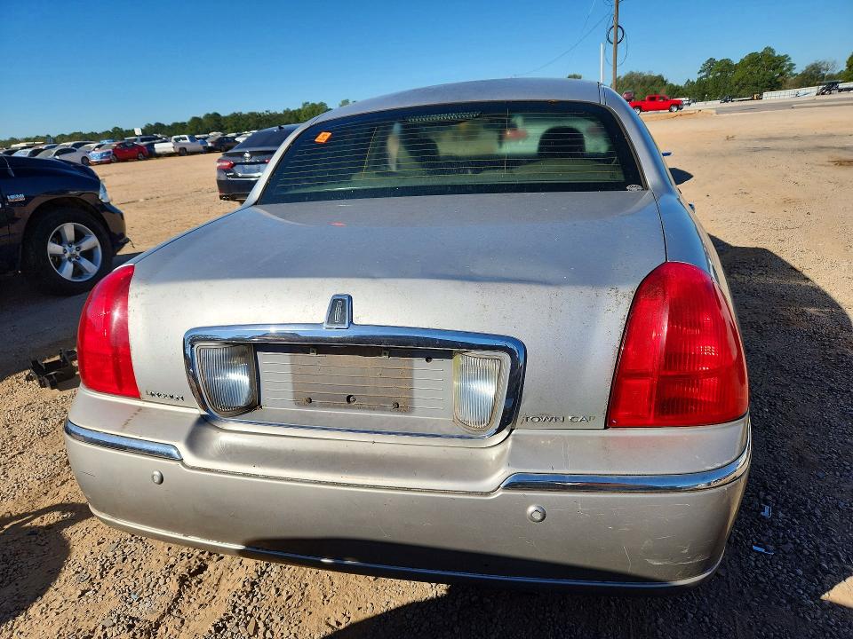 Снимка 6 от търг – 2004 LINCOLN TOWN CAR с VIN 1LNHM81W14Y644733