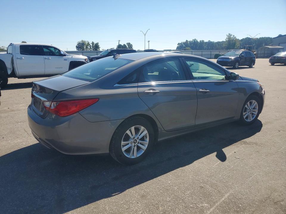 Photo 3 from auction – 2012 HYUNDAI SONATA with VIN 5NPEB4AC0CH441618