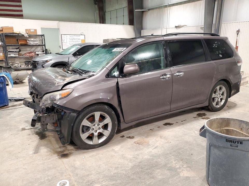Снимка 1 от търг – 2014 TOYOTA SIENNA с VIN 5TDXK3DC8ES504248