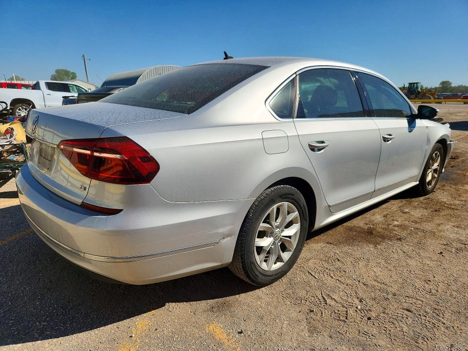 Снимка 3 от търг – 2017 VOLKSWAGEN PASSAT с VIN 1VWAT7A35HC075572