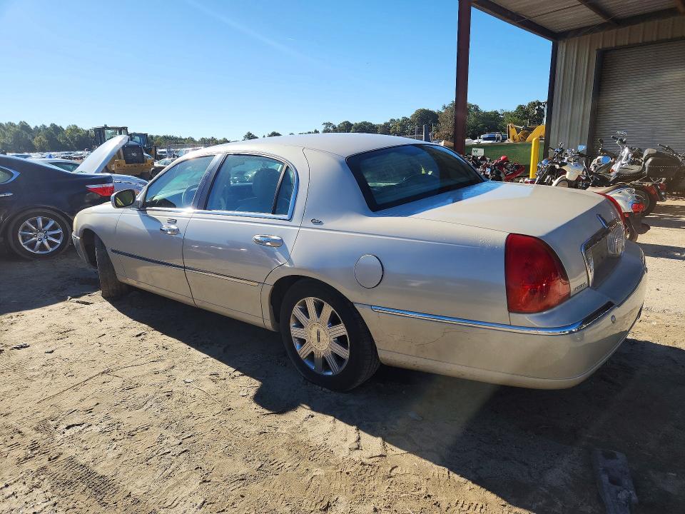 Снимка 2 от търг – 2003 LINCOLN TOWN CAR с VIN 1LNHM83W23Y632960