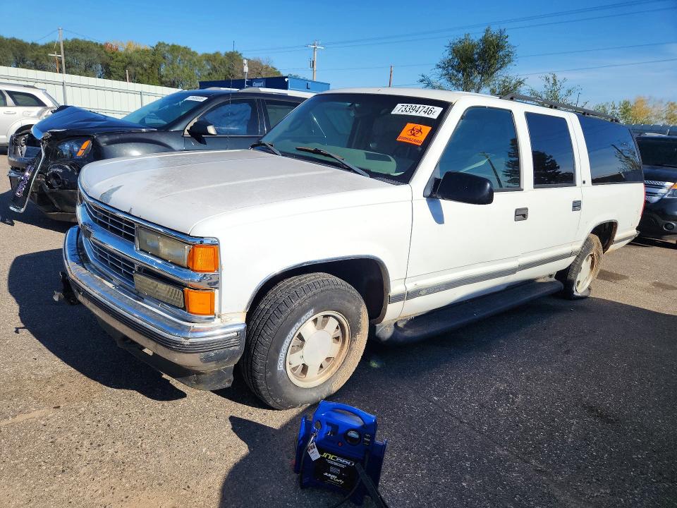 CHEVROLET SUBURBAN 1999 с VIN 3GNEC16R8XG261267 - Снимка от търг