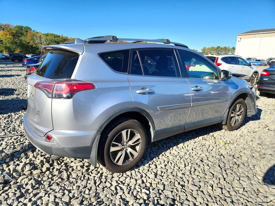 Снимка 3 от търг – 2018 TOYOTA RAV4 с VIN JTMRFREV6JD256992