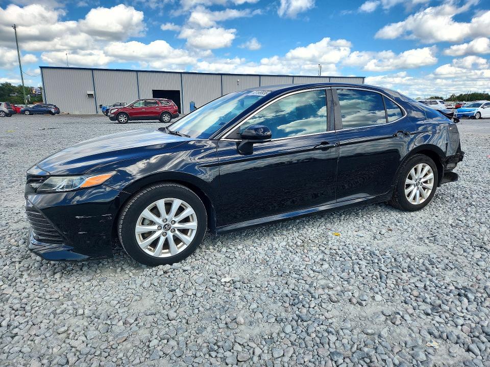 TOYOTA CAMRY 2018 с VIN 4T1B11HK2JU023657 - Снимка от търг