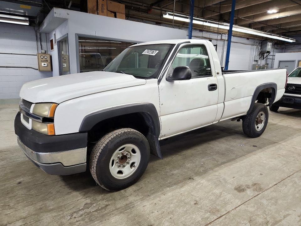 Снимка 1 от търг – 2005 CHEVROLET SILVERADO с VIN 1GCHC24UX5E249225