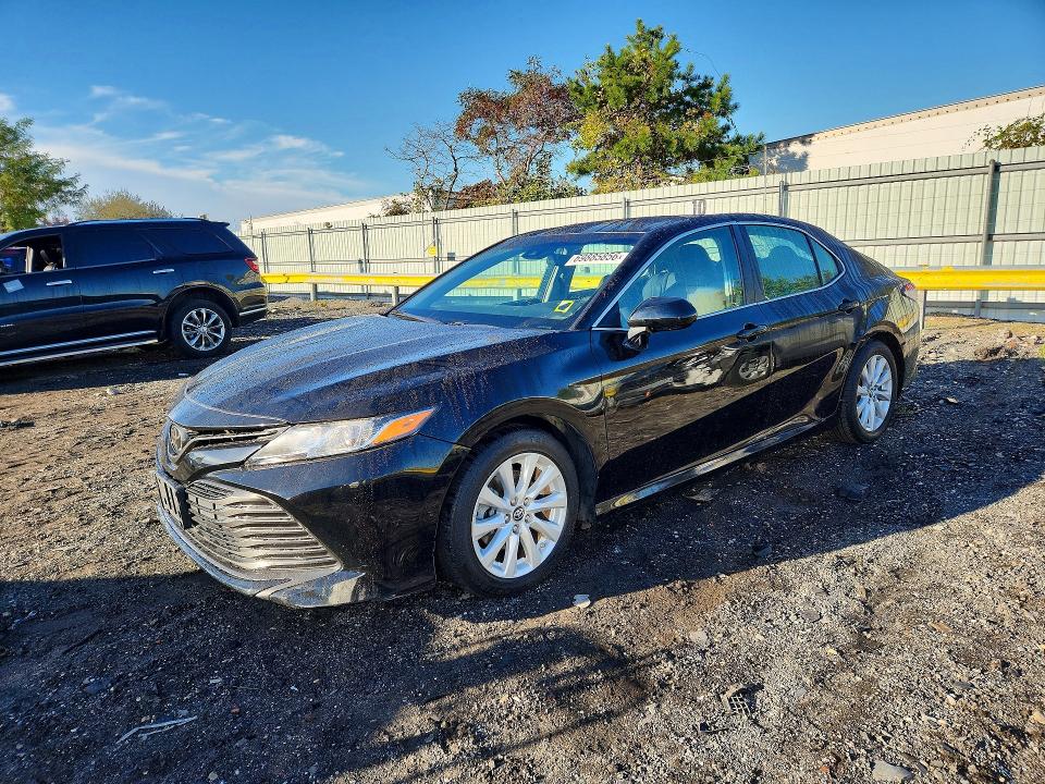 TOYOTA CAMRY 2018 с VIN 4T1B11HK8JU646099 - Снимка от търг