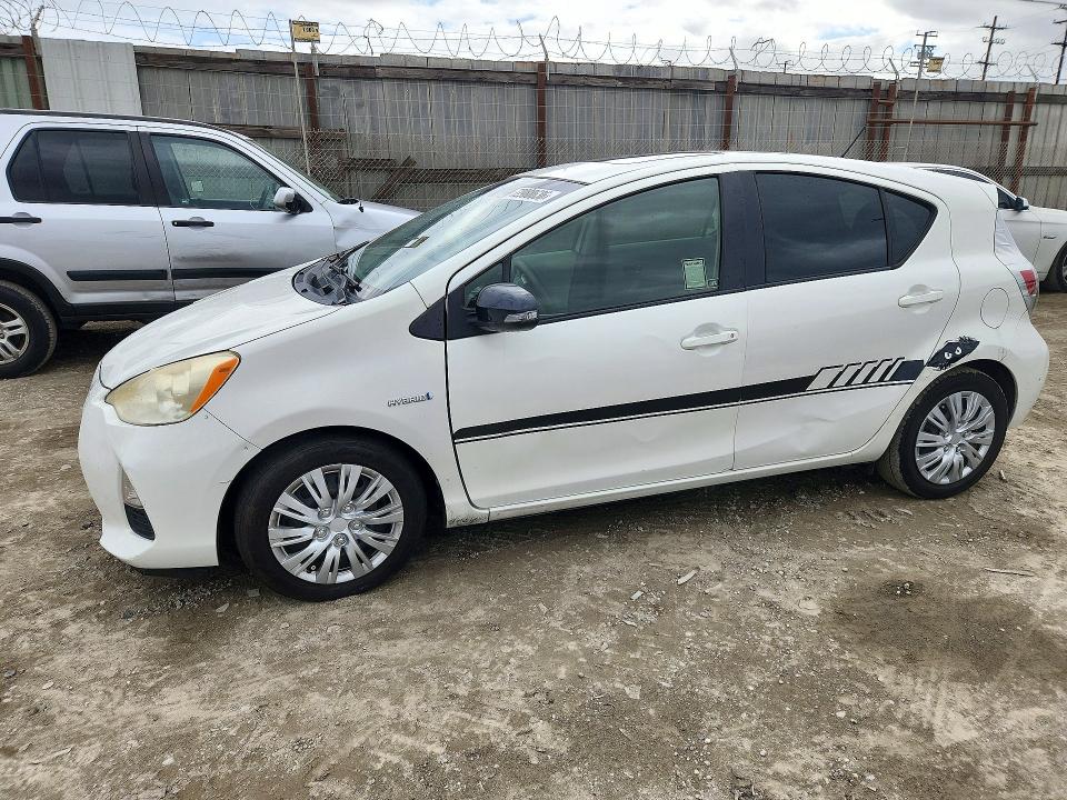 TOYOTA PRIUS C 2013 с VIN JTDKDTB3XD1044559 - Снимка от търг