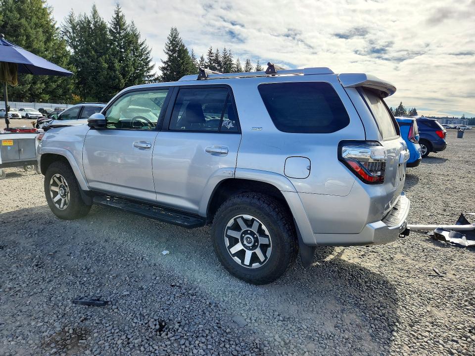 Снимка 2 от търг – 2018 TOYOTA 4RUNNER с VIN JTEBU5JR0J5525681