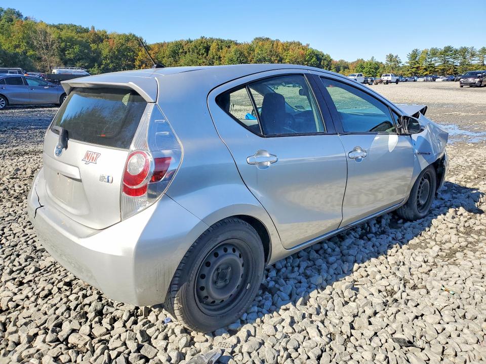 Снимка 3 от търг – 2012 TOYOTA PRIUS C с VIN JTDKDTB38C1508107
