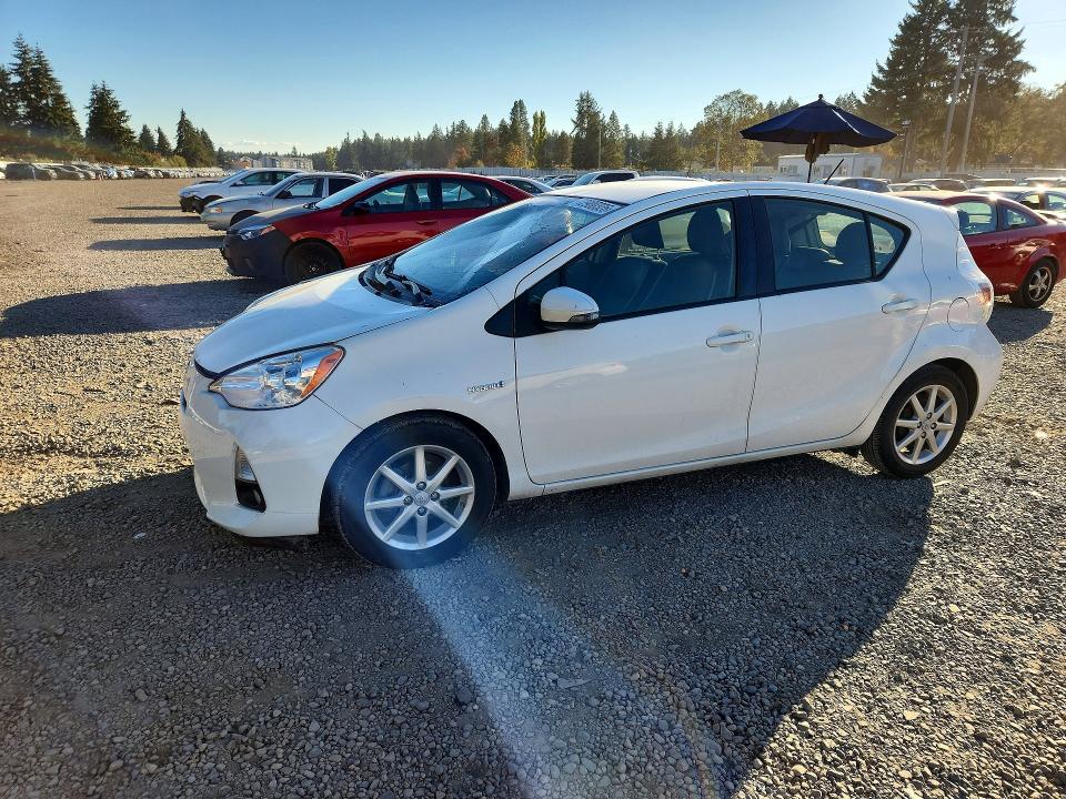 TOYOTA PRIUS C 2012 с VIN JTDKDTB39C1512697 - Снимка от търг