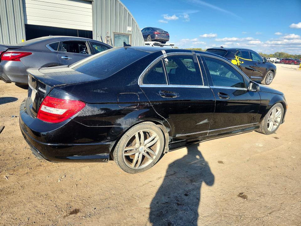 Снимка 3 от търг – 2012 MERCEDES-BENZ C с VIN WDDGF8BB9CR206871