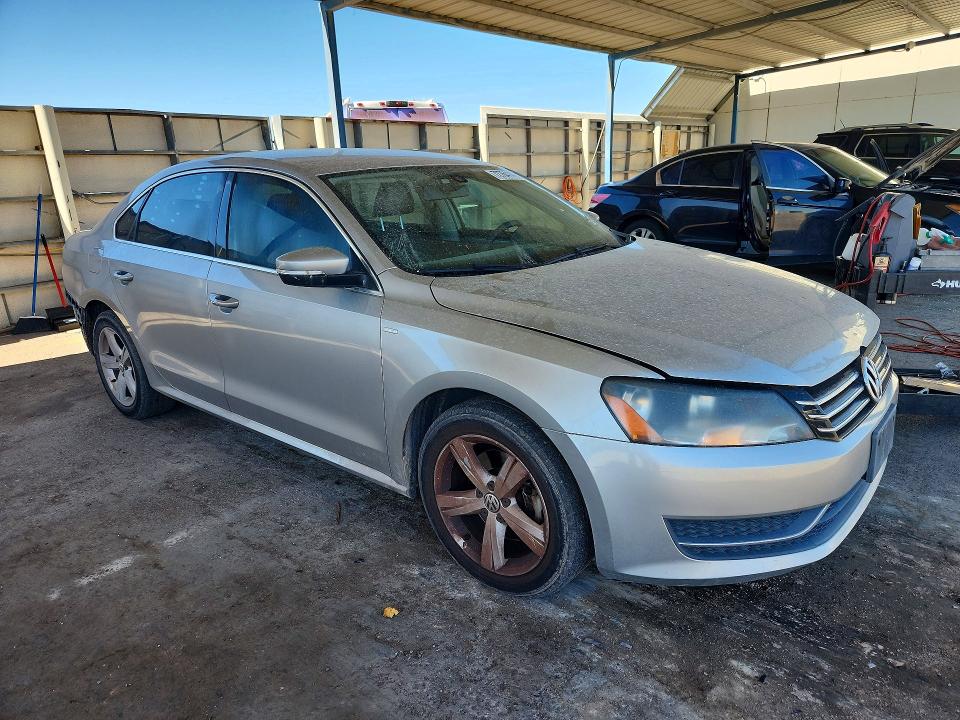 Снимка 4 от търг – 2014 VOLKSWAGEN PASSAT с VIN 1VWAT7A32EC043044