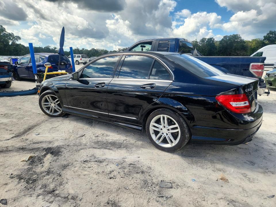 Снимка 2 от търг – 2013 MERCEDES-BENZ C с VIN WDDGF4HB6DA850344