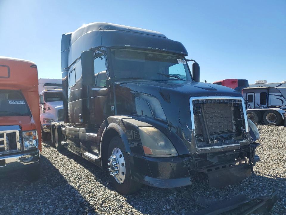 صورة رقم 4 من المزاد - 2015 VOLVO VN مع VIN 4V4N99EH2FN910859