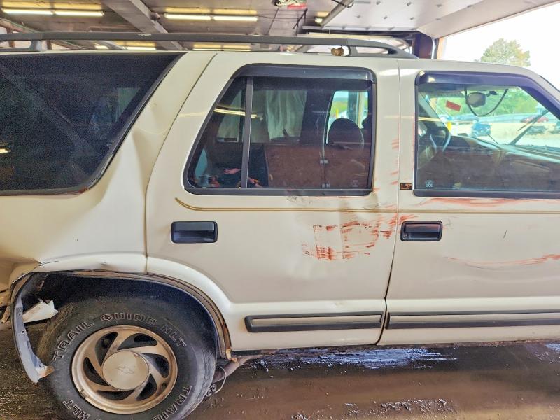 Снимка 11 от търг – 1998 CHEVROLET BLAZER с VIN 1GNDT13W1W2143493