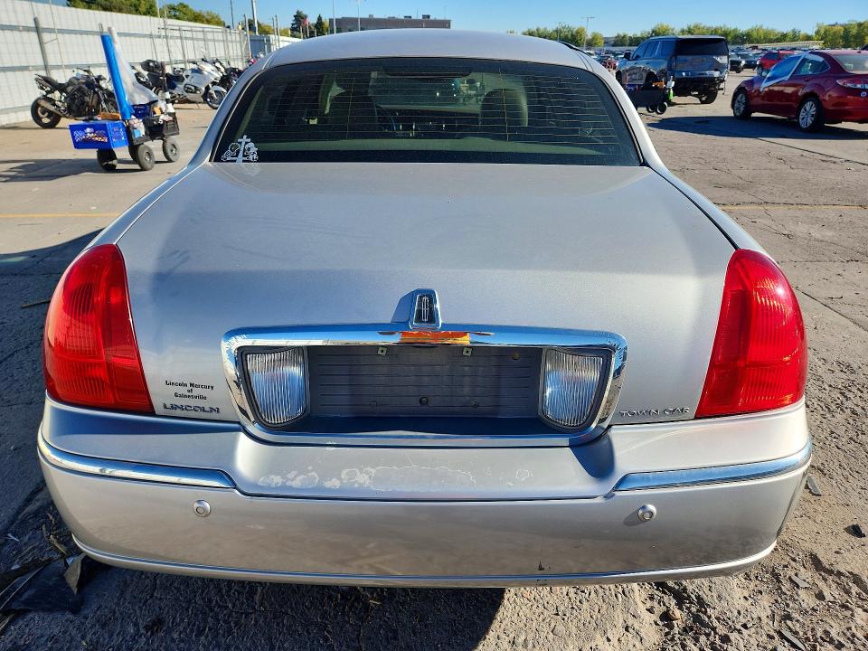 Снимка 6 от търг – 2005 LINCOLN TOWN CAR с VIN 1LNHM81W15Y624452