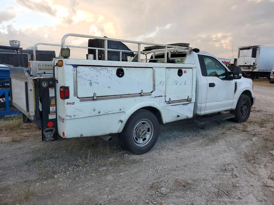 Zdjęcie 3 z aukcji – 2017 FORD F350 z VIN 1FDRF3E68HEE58724