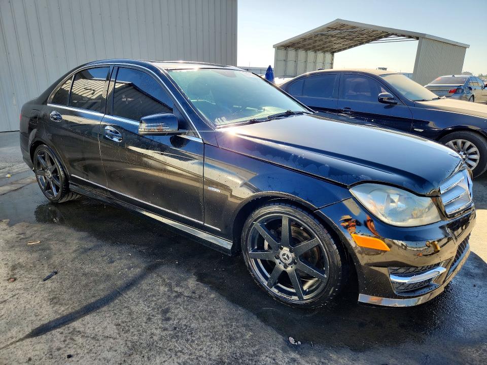 صورة رقم 4 من المزاد - 2012 MERCEDES-BENZ C مع VIN WDDGF4HB2CA625109