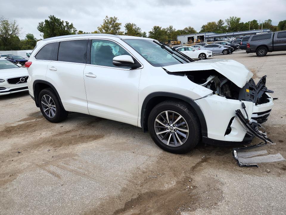 Снимка 4 от търг – 2018 TOYOTA HIGHLANDER с VIN 5TDJZRFH8JS819297