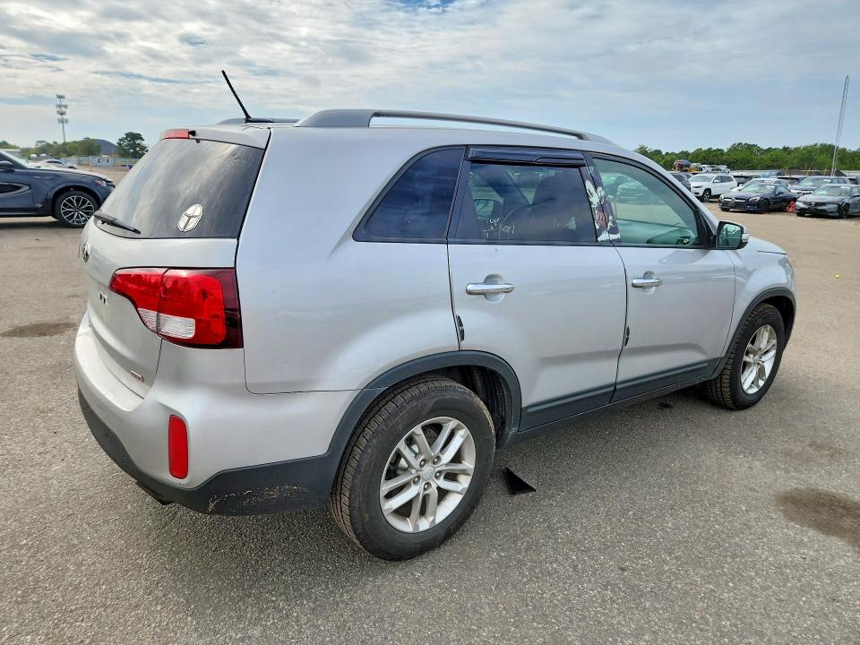 Photo 3 from auction – 2015 KIA SORENTO with VIN 5XYKT4A79FG578829