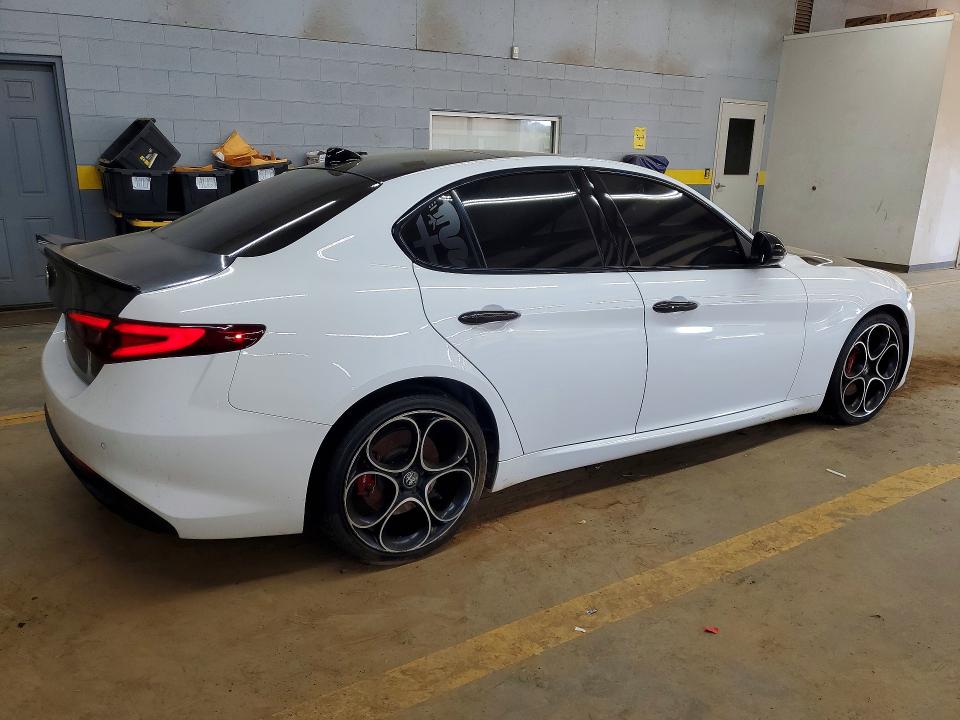 Снимка 3 от търг – 2023 ALFA ROMEO GIULIA с VIN ZARFAMBN6P7666732