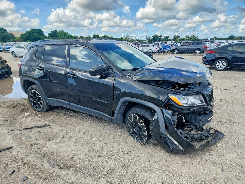 Foto 4 de la subasta – 2020 JEEP COMPASS con VIN 3C4NJDAB0LT174569