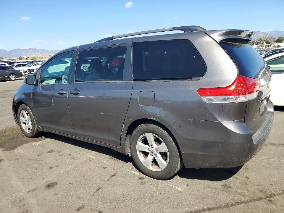 Photo 2 from auction – 2014 TOYOTA SIENNA with VIN 5TDKK3DC4ES443216