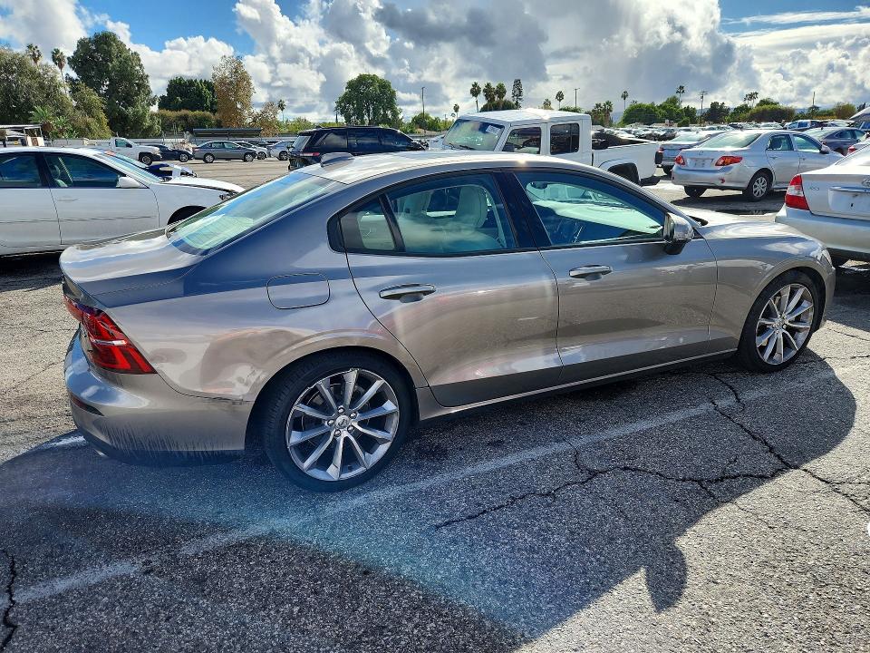 Фото 3 с аукциона – 2019 VOLVO S60 с VIN 7JR102FK3KG014415