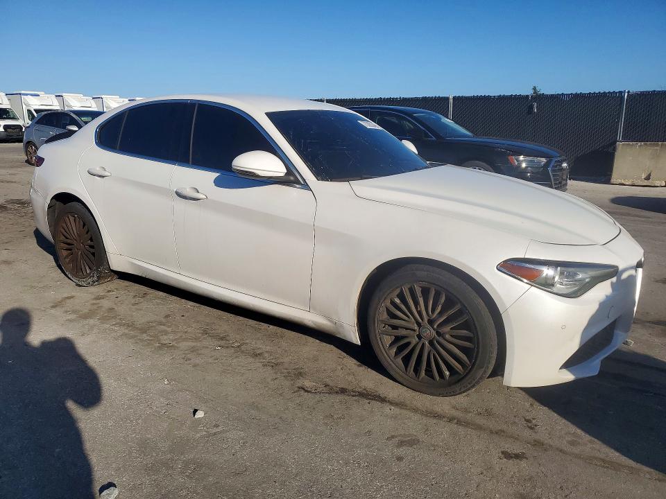 Photo 4 from auction – 2018 ALFA ROMEO GIULIA with VIN ZARFAEEN4J7571952