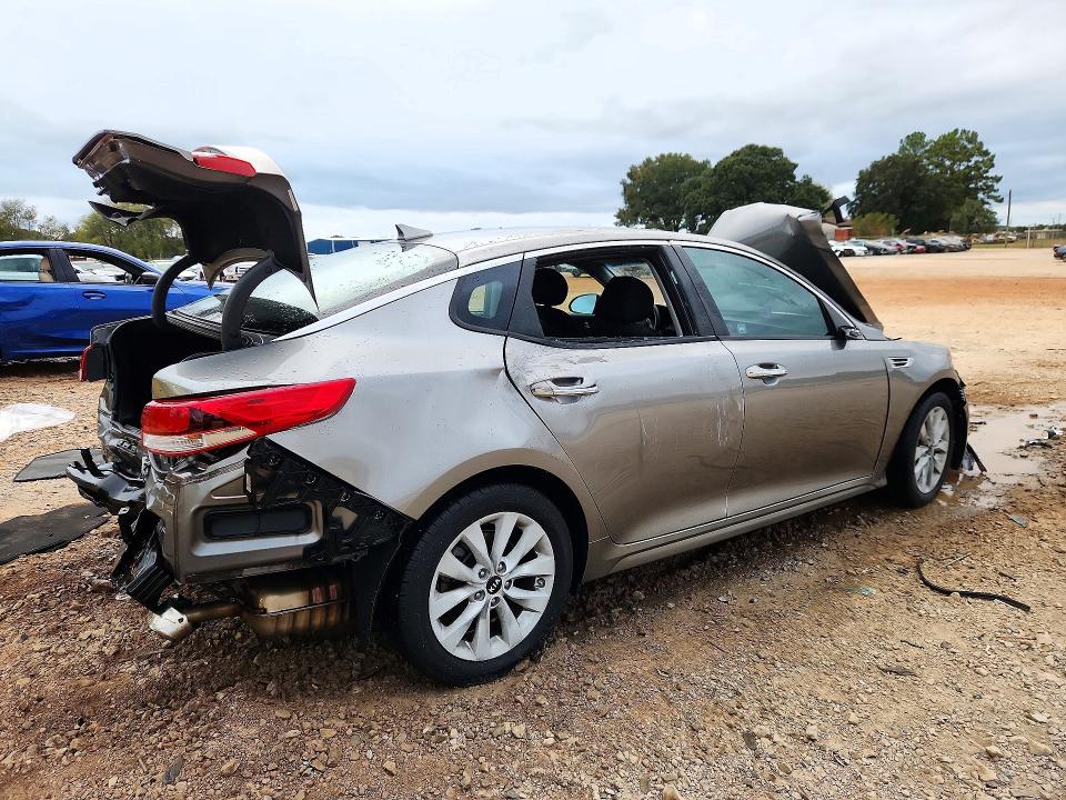 Photo 3 from auction – 2017 KIA OPTIMA with VIN 5XXGT4L34HG165918