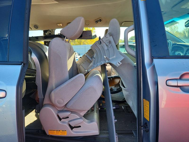 Photo 11 from auction – 2011 TOYOTA SIENNA with VIN 5TDKK3DC0BS084104