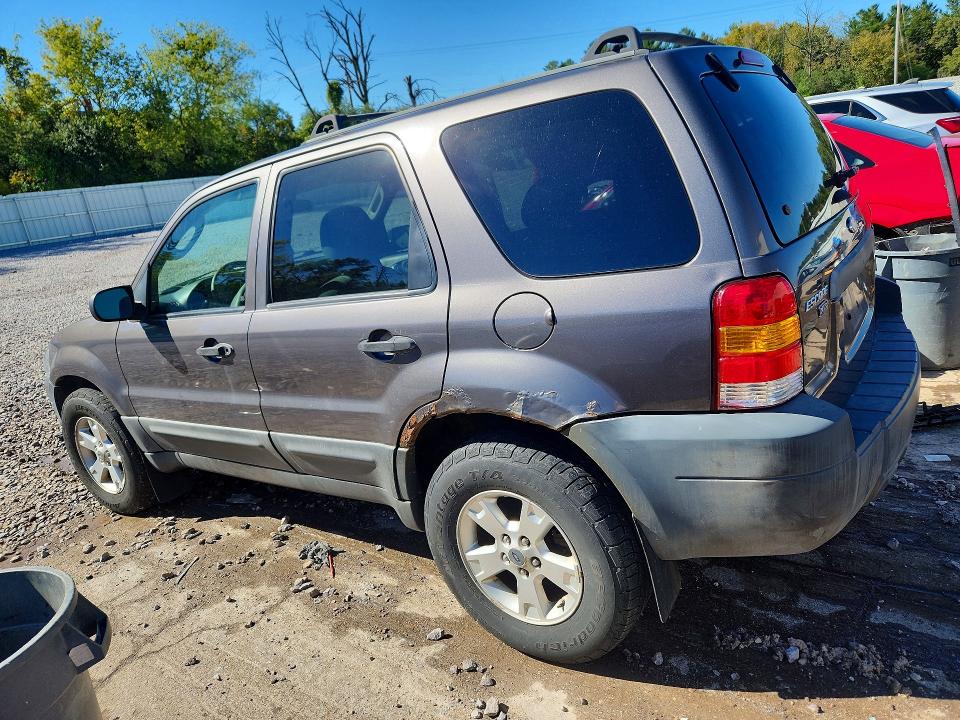 Photo 2 from auction – 2005 FORD ESCAPE with VIN 1FMYU93135KB23475