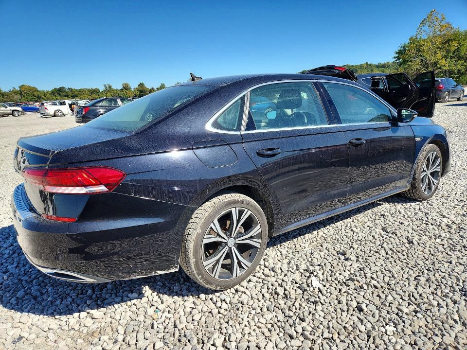 Снимка 3 от търг – 2022 VOLKSWAGEN PASSAT с VIN 1VWSA7A36NC009327