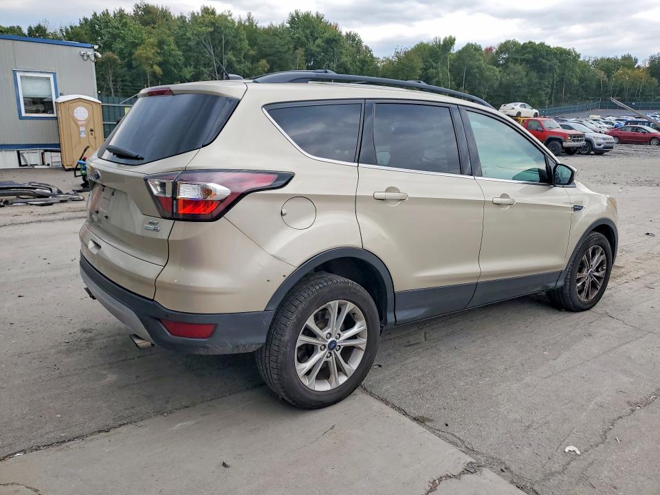 Снимка 3 от търг – 2017 FORD ESCAPE с VIN 1FMCU9GD0HUB35008