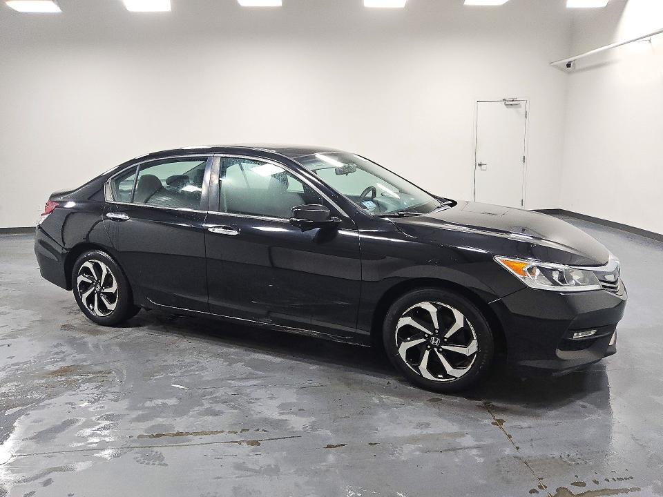 Photo 4 from auction – 2017 HONDA ACCORD with VIN 1HGCR2F71HA144800