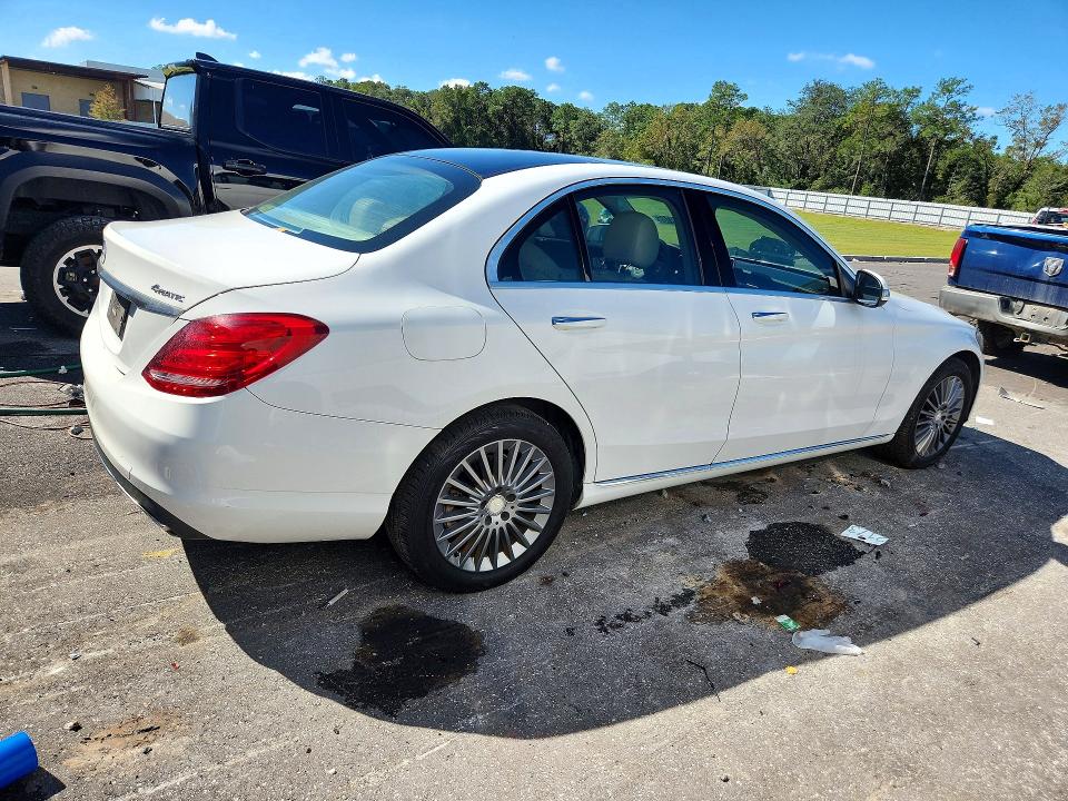 Снимка 3 от търг – 2015 MERCEDES-BENZ C с VIN 55SWF4KB8FU030130