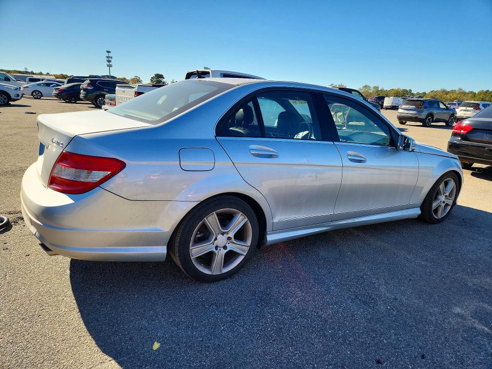 Снимка 3 от търг – 2011 MERCEDES-BENZ C с VIN WDDGF8BB5BR139748