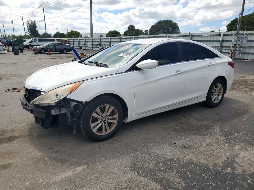 Снимка 1 от търг – 2013 HYUNDAI SONATA с VIN 5NPEB4AC7DH737656