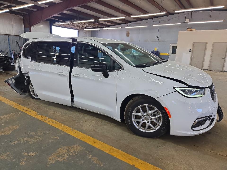 Photo 4 from auction – 2025 CHRYSLER PACIFICA with VIN 2C4RC1BG7SR517125